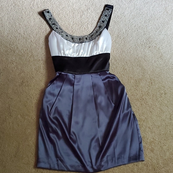 Beautiful formal dress - Picture 2 of 9